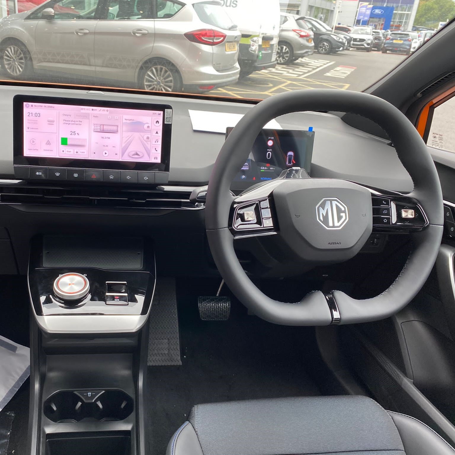 A picture of the centre console and the steering wheel of the MG4